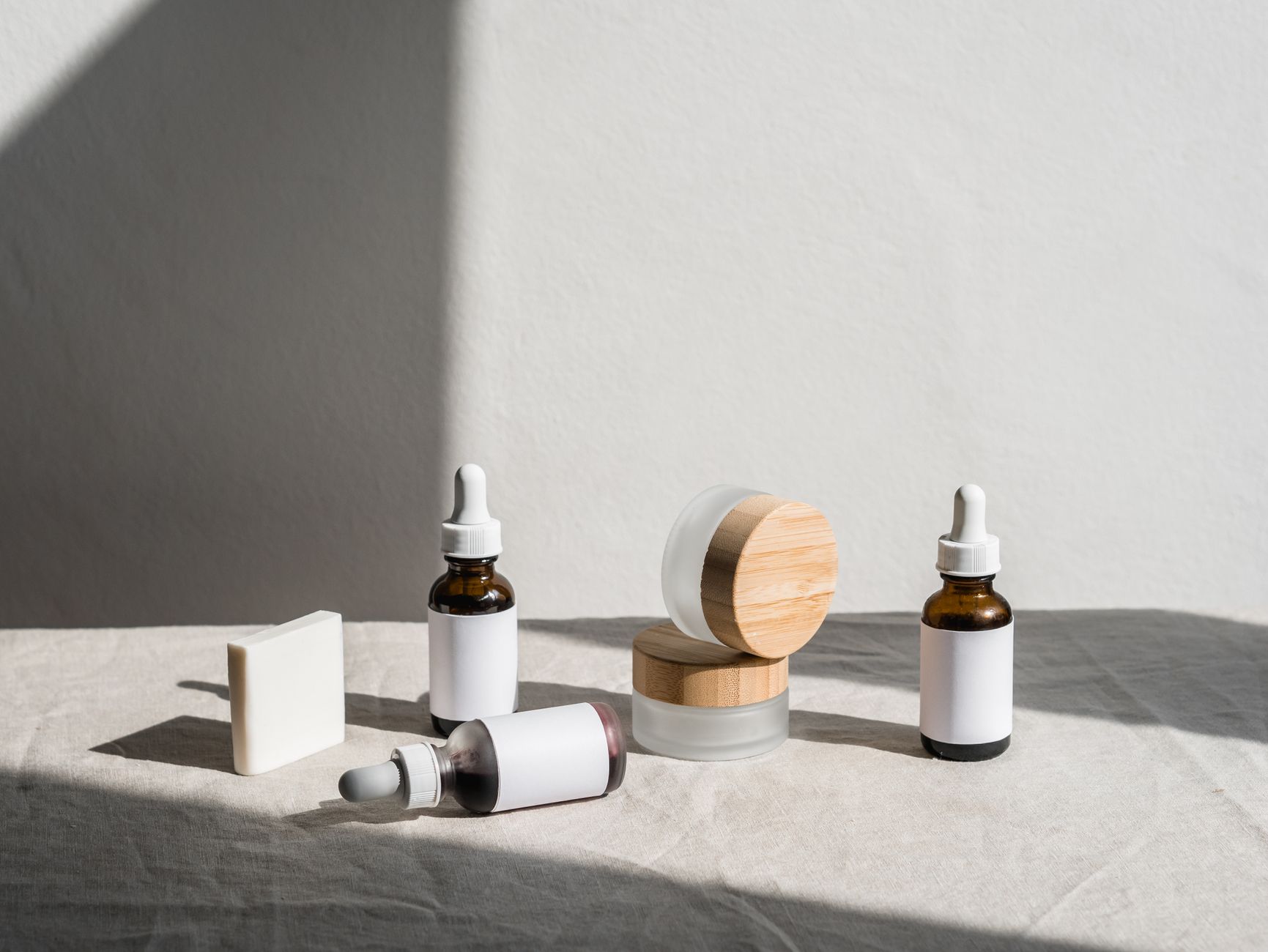 Cum citești eticheta unui produs cosmetic: INCI, concentrații și promisiuni de marketing